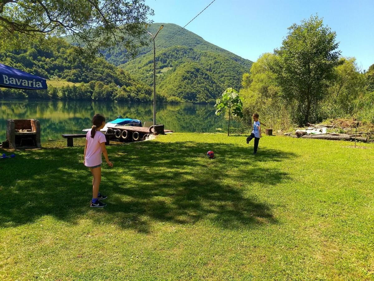 فندق يايتشهفي  Lake House Krndija المظهر الخارجي الصورة